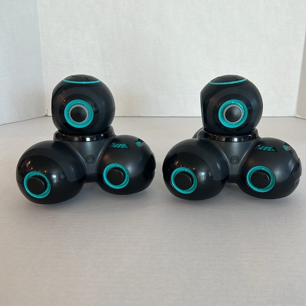 Wonder Workshop Cue the CleverBot Coding Robot Model QU01 Set Of Two Tested